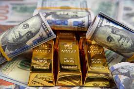 الذهب يتراجع بظل ارتفاع الدولار الأمريكي واحتمال بقاء معدلات الفائدة مرتفعة من قبل البنك المركزي الأمريكي